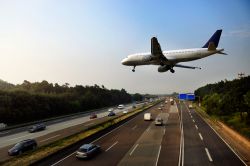 Francoforte, Germania: scorrendo lungo l'autostrada non è raro avvistare un aereo in decollo dall'aeroporto della città, che è il più grande del paese e l'undicesimo ...