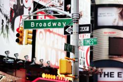 Segnaletica stradale di Broadway, New York (USA) - ©  Joe Buglewicz NYC Company