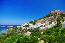 Baia di Lindos nell'isola di Rodi, Grecia ...