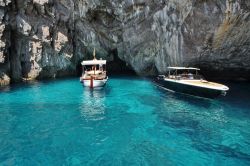 Barche a Capri: siamo all' ingresso dellagrotta verde lungo la costa sud dell'isola