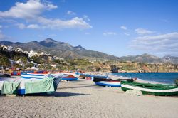 Barche in spiaggia a Nerja, Spagna - Ormeggiate sulla spiaggia di Nerja, le variopinte barche dei pescatori attendono di salpare per la battuta di pesca © Artur Bogacki / Shutterstock.com ...