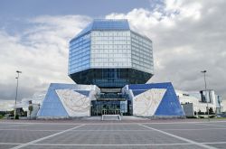 La Biblioteca Nazionale di Bielorussia, a Minsk, è un edificio futuribile simile a un'astronave. Con il suo corpo centrale a forma di prisma e molte parti in vetro e acciaio, c'è ...
