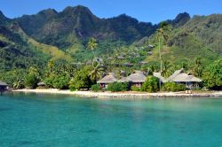 Bungalowdi villaggio turistico sulla costa ovest di Moorea, in Polinesia Francese, arcipelago delle Isole della Società