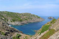 Panorama di Cala Portalo a Cadaques, località della Costa Brava in Spagna 67966741 - © Ammit Jack / Shutterstock.com