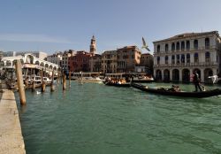 Canal Grande a Venezia, in lontananza il Ponte di Rialto