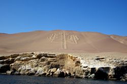 Il Candelabrum di Ballestas: il famoso geoglifo si trova al largo di Paracas, in Perù - © colacat / Shutterstock.com