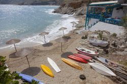 Canoe in spiaggia a Ikaria (Grecia) - © Portokalis / Shutterstock.com