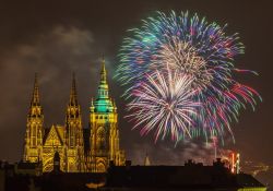 Capodanno in piazza a Praga, lo spettacolo dei ...