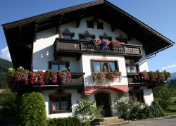 Casa tipica con gerani alle finestre, fotografata a  Kirchberg nel Tirolo. Siamo in Austria non lontano da Kitzbuhel il tempio dello sci delle Alpi orientali - © Peter Elvidge / Shutterstock.com ...