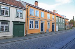 Case in legno, lungo una via del centro di Trondheim in Norvegia - © Tupungato / Shutterstock.com