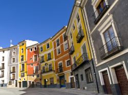 Coloratissime case tipiche a Cuenca (La Mancia, Spagna), il cui centro storico è stato dichiarato Patrimonio dell'Umanità dall'UNESCO nel 1996 - © VICTOR TORRES / ...