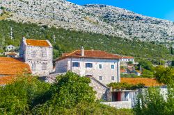 Case nel villaggio di Trebinje, Bosnia Erzegovina - Sono costruite in pietra e impreziosite da ringhiere in ferro battuto e persiane in legno le belle dimore ospitate nel cuore di questo villaggio ...