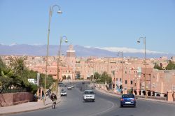 Centro di Ourzazate in Marocco. Sullo sfondo le montagne dell'Alto Atlante, innevate fino all'inizio dell'estate - © Philip Lange / Shutterstock.com 