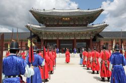 Cerimonia della Guardia Reale al Kyongbokkung Palace di Seul (Seoul) la capitale della Corea del Sud (South Korea) - © yabu / Shutterstock.com