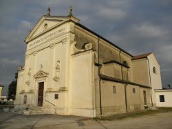 Chiesa dei Santi Pietro e Paolo in frazione Cagnano a Pojana Maggiore, Vicenza, Veneto.
