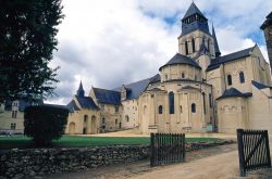 Chiesa e giardino della clebre Abbazia di Fontevraud della Francia, una delle attrazioni principali della Loira - © Claudio Giovanni Colombo / Shutterstock.com