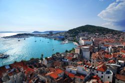 Panorama del porto di Spalato (Croazia), dove approdano i traghetti provenienti da Ancona e da Pescara, in una bella giornata di sole. Il nucleo centrale della città coincide con l'antico ...