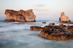 La costa di Marsa Matrouh al tramonto, Egitto. Il litorale di questa zona, posto ad occidente del Delta del Nilo, presenta lagune costiere, tratti sabbiosi ma anche affioramenti rocciosi, in ...