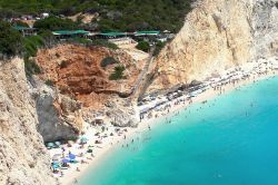 Veduta aerea della costa di Lefkada, Grecia - Una lunga scalinata accompagna ad una delle spiagge di Lefkada © Yiannis Papadimitriou / Shutterstock.com