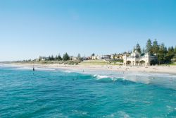 Cottesloe beach, una delle spiagge di Perth in Australia. Con oltre un chilometro di sabbia bianca è uno dei luoghi più popolari per per gli appassionati di nuoto, snorkeling e ...