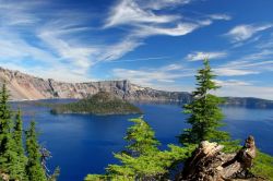 Crater Lake National Park Oregon: si tratta di una grande caldera vulcanica occupata da uno dei laghi più belli di tutti gli USA - © Candice McCain / Shutterstock.com