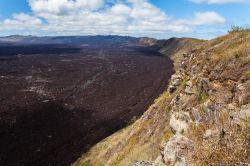 Una stima basata sul suo volume (circa 588 km3) e la frequenza delle sue eruzioni fanno pensare che il Sierra Negra possa avere oltre 530 mila anni. Con la più grande caldera fra tutti ...