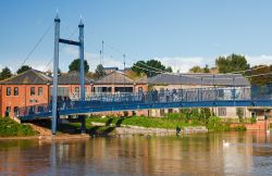 Il Cricklepit Bridge a Exeter, Inghilterra - Costruito nel 1988 per collegare le due sponde del fiume Exe, il ponte pedonale di Exeter permette a residenti e turisti di attraversare il corso ...