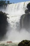 Crociera adrenalinica sotto le cascate di Igauzù in Brasile - © Procy / Shutterstock.com