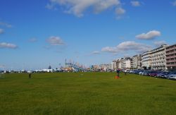 Dieppe il fronte spiaggia ed i palazzi del lungomare - © Deborah Terrin