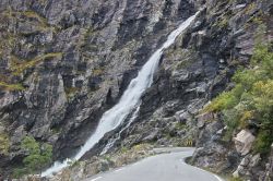 Discesa ripida e tornante secco lungo il versante nord dei Trollstigen in Norvegia.