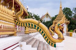 Dragone dorato al tempio Wat Nong Wang di Khon Kaen, Thailandia - Uno splendido particolare del dragone dorato, impreziosito da dettagli color verde smeraldo, che orna il tempio Wat Nong Wang ...