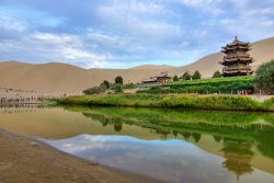 Dunhuang, il famoso Crescent Lake, una oasi nei deserti della Cina occidentale - © LIUSHENGFILM / Shutterstock.com