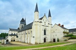 L'elegante facciata ovest dell'Abbazia di Fontevraud in Francia (Loira) - © StevanZZ / Shutterstock.com