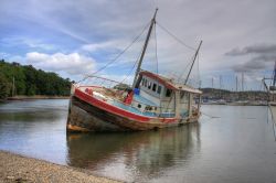 Foce del fiume Conwy (Conway) nel nord del Galles. Poco prima dell'estuario si trova l'omonimo villaggio fortificato, con delle mura e torri di epoca medievale - © Gail Johnson ...