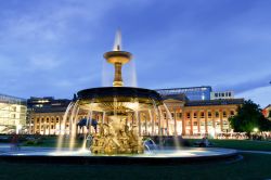 La piazza più importante di Stoccarda - nel land tedesco del Baden-Wurttemberg - è la Piazza del Castello (Schlossplatz), dominata dal Neue Schloss. In primo piano nell'immagine ...