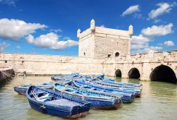 Forte e porto di Essaouira, Marocco - Secondo la tradizione questa città che si affaccia sull'Oceano Atlantico fu fondata da mercanti cartaginesi in un luogo abitato da popolazioni ...