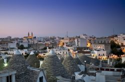 Foto di Alberobello al tramonto trulli Puglia ...