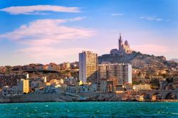 Fotografia di Marsiglia vista dal mare di Provenza - © Boris Stroujko / Shutterstock.com 