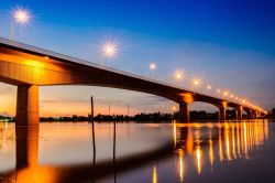 Tramonto sul Friendship Bridge (Ponte dell'Amicizia), il ponte che collega Nong Khai al Laos - © Wassana Mathipikhai / Shutterstock.com