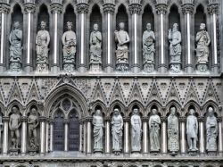 Frontale del 300, sulla facciata ovest della Cattedrale di Trondheim (Nidarosdomen) in Norvegia - © Tupungato / Shutterstock.com