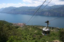 Scorcio panoramico sulla funivia che collega Malcesine al Monte Baldo - Grazie alla moderna funivia costruita nel Comune di Malcesine si possono facilmente raggiungere gli altrettanto suggestivi ...