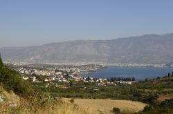 Il comune di Volos - in Tessaglia, nell'est della Grecia - e il Golfo di Pagasitikos (Golfo Pagaseo). Volos, che occupa la parte settentrionale del golfo, è un grande porto di circa ...