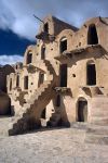 Il cortile interno (quello piccolo) di un granaio fortificato berbero in Tunisia: siamo a Ksar Ouled Soltane, una delle attrazioni più importanti della regione di Tataouine - © StephanScherhag ...