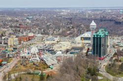 Hotels, Skywheel e Casino, Niagara Falls: la città è cresciuta nel corso degli anni divenendo una meta turistica tra le più frequentate del Canada. I casinò si sono ...