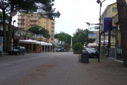 Il corso centrale della località turistica di Lido degli Estensi, non lontano da Comacchio, in Emilia Romagna