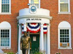 Ingresso del John Fitzgerald Kennedy Hyannis Museum - © OlegAlbinsky / iStockphoto LP.