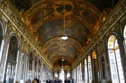 Interno affrescato del Chateau di Versailles in Francia - © summer / Shutterstock.com