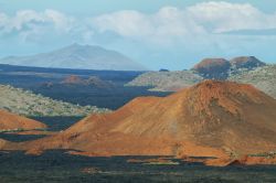 Un suggestivo panorama dell'Isola Santiago, chiamata anche San Salvador o James, popolata da iguane marine, foche, tartarughe, fenicotteri, squali e delfini oltre a fringuelli di Darwin ...