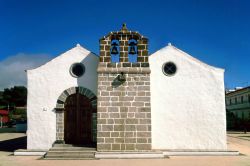 Una chiesa tipica sull'isola di La Palma, ...