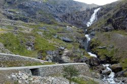 La cascata Stigfossen si trova a fianco del versante nord dei Trollstigen, la strada mozzafiato della Norvegia.